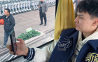新疆男籃歸隊，球迷歡歌接機，伊福錄播，李炎哲鼓掌。