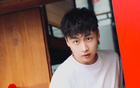 陽光齊麟，胡同大男孩曬照。