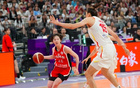 中國女籃敗北，張子宇17+9難救局！全隊情緒低落。